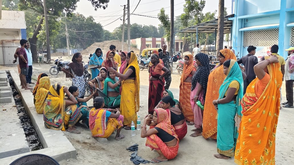 सदर अस्पताल में परिजन से घटना की जानकारी लेते एएसपी। फोटो - अमर उजाला डिजिटल सदर अस्पताल में परिजन से घटना की जानकारी लेते एएसपी। फोटो - अमर उजाला डिजिटल