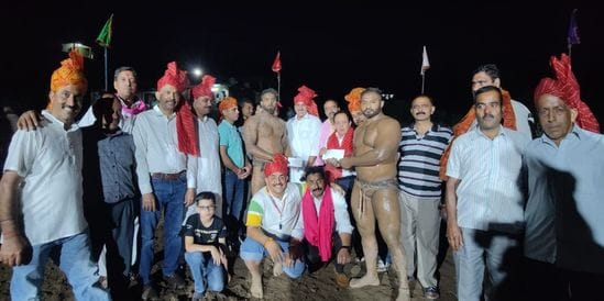 दाड़लाघाट के नेचड मैदान में आयोजित कुश्ती में दमखम दिखाते पहलवान। संवाद