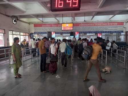 अंबाला कैंट रेलवे स्टेशन के पूछताछ केंद्र के पास लगी एटीवीएम। संवाद