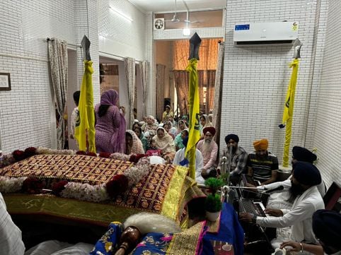 अंबाला स्थित गुरुद्वारा श्री पोठोहार साहिब में समागम के दौरान संगत को सम्मानित करते टीपी सिंह अंबाला स्थित गुरुद्वारा श्री पोठोहार साहिब में समागम के दौरान संगत को सम्मानित करते टीपी सिंह