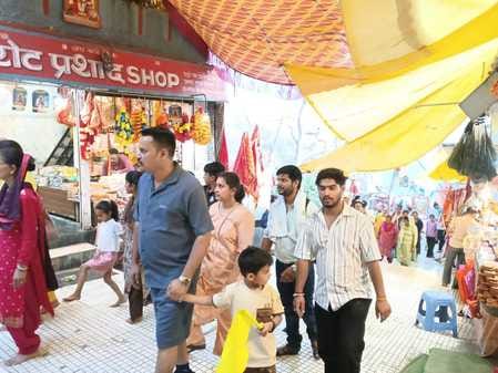बाबा बालक नाथ मंदिर दियोटसिद्ध में दर्शनों के लिए लाइनों में खड़े श्रद्धालु। स्रोत जागरूक पाठक बाबा बालक नाथ मंदिर दियोटसिद्ध में दर्शनों के लिए लाइनों में खड़े श्रद्धालु। स्रोत जागरूक पाठक