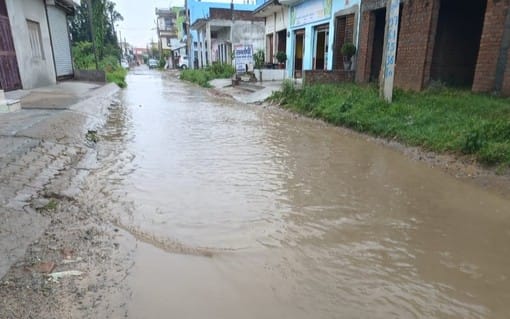 बिजनौर में रविवार की सुबह तेज बारिश से हुए जलभराव से गुजरती कार। संवाद