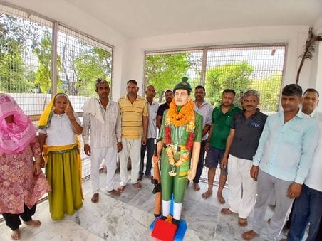 फोटो संख्या:51- गांव सिहोर में कारगिल के शहीद अशोक कुमार की माता भतेरी देवी को  सम्मानित करते भ