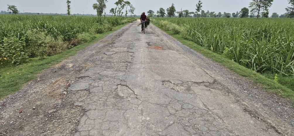 महुआ से बरोठा जाने वाला जजर्र संपर्क मार्ग।संवाद