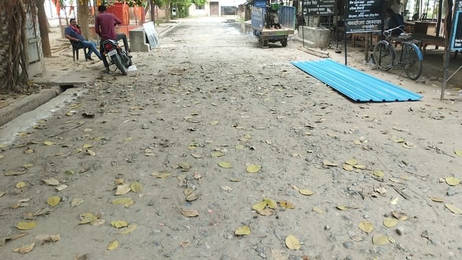 महुआ से बरोठा जाने वाला जजर्र संपर्क मार्ग।संवाद