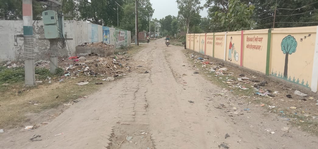 महुआ से बरोठा जाने वाला जजर्र संपर्क मार्ग।संवाद