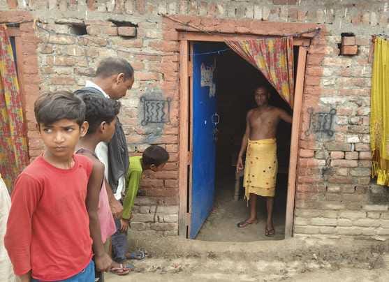 मझगईं के बेला में घायल किशोरी सुकन्या। संवाद