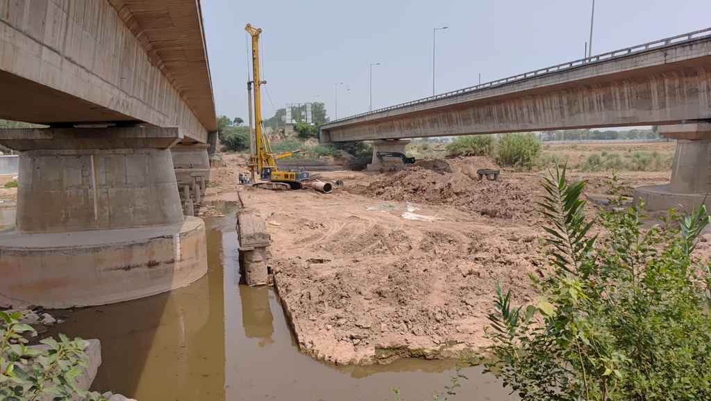 नदी के रास्ते में बनाई गई नालियाें में उगी घास व झाड़ियां। संवाद नदी के रास्ते में बनाई गई नालियाें में उगी घास व झाड़ियां। संवाद