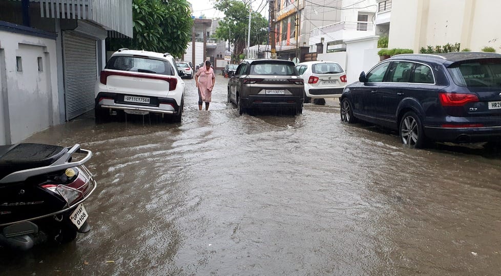 सहारनपुर की पॉश कॉलोनी मिशन कंपाउंड में भरा बरसात का पानी सहारनपुर की पॉश कॉलोनी मिशन कंपाउंड में भरा बरसात का पानी