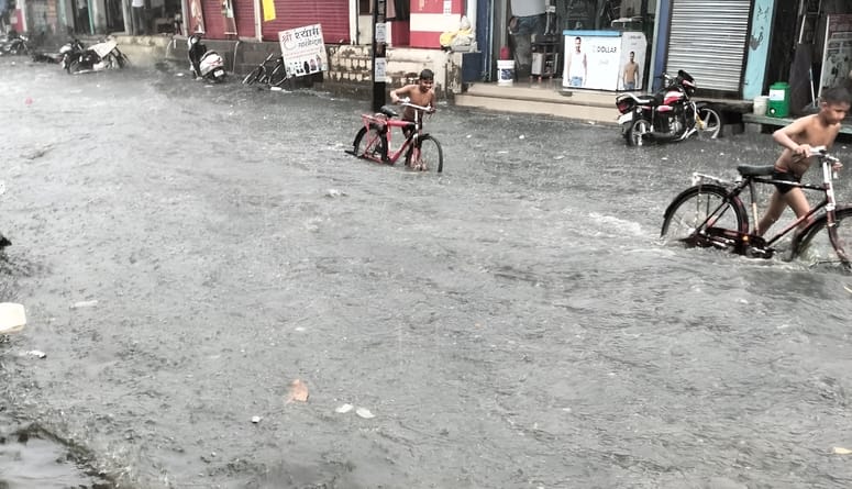 सहारनपुर की पॉश कॉलोनी मिशन कंपाउंड में भरा बरसात का पानी सहारनपुर की पॉश कॉलोनी मिशन कंपाउंड में भरा बरसात का पानी