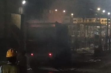 दाड़लाघाट में क्लींकर लॉड करने के बाद ट्रक में लगी आग। संवाद दाड़लाघाट में क्लींकर लॉड करने के बाद ट्रक में लगी आग। संवाद