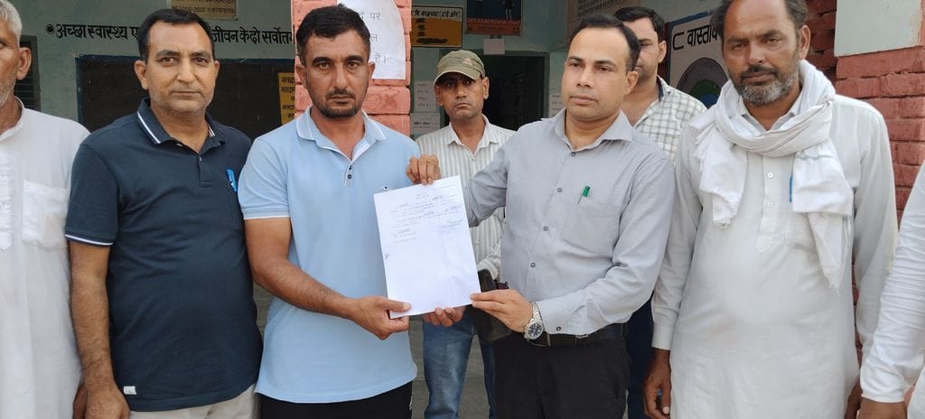 15जेएनडी40: कुलदीप थुआ गांव का सरपंच। संवाद