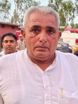 15जेएनडी40: कुलदीप थुआ गांव का सरपंच। संवाद