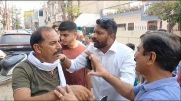 अंबाला छावनी के वार्ड नंबर 14 न्यू जनकपुरी मे जलभराव के बीच निकलती महिला। सोशल मीडिया 