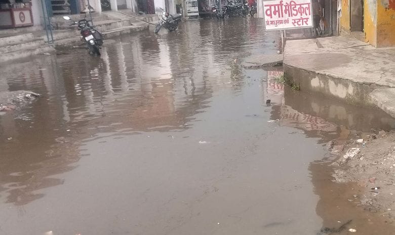 अलीगंज के कोरियाना मोहल्ला के रास्ते पर भरा गंदा पानी। संवाद अलीगंज के कोरियाना मोहल्ला के रास्ते पर भरा गंदा पानी। संवाद