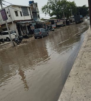 अलीगंज के कोरियाना मोहल्ला के रास्ते पर भरा गंदा पानी। संवाद अलीगंज के कोरियाना मोहल्ला के रास्ते पर भरा गंदा पानी। संवाद
