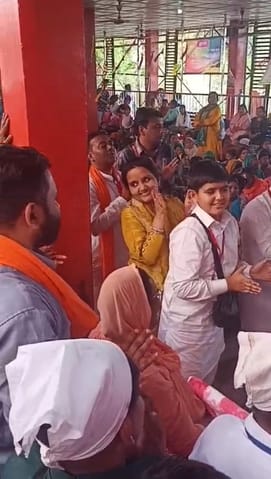 बाबा बालक नाथ मंदिर में पौणाहारी के भजनों पर झूमते श्रद्धालु। जागरूक पाठक। बाबा बालक नाथ मंदिर में पौणाहारी के भजनों पर झूमते श्रद्धालु। जागरूक पाठक।