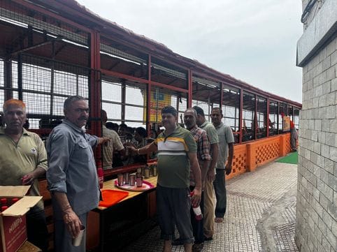 बाबा बालक नाथ मंदिर में पौणाहारी के भजनों पर झूमते श्रद्धालु। जागरूक पाठक। बाबा बालक नाथ मंदिर में पौणाहारी के भजनों पर झूमते श्रद्धालु। जागरूक पाठक।