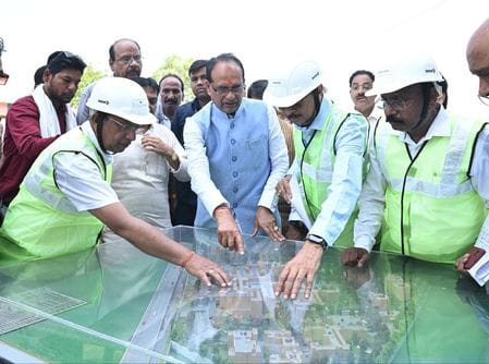 बुधनी तहसील के ग्राम तालपुरा में केन्द्रीय कृषि मंत्री जनसंवाद कार्यक्रम में जनता से सीधे रुबरू