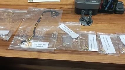 चोरी के आरोप में गिरफ्तार चार आरोपी, पुलिस ने बरामद किए लाखों के सोने-चांदी के जेवरात। चोरी के आरोप में गिरफ्तार चार आरोपी, पुलिस ने बरामद किए लाखों के सोने-चांदी के जेवरात।