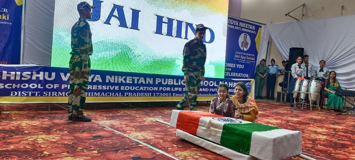एसवीएन स्कूल नाहन के वार्षिक समारोह में मौजूद अभिभावक व अन्य। संवाद एसवीएन स्कूल नाहन के वार्षिक समारोह में मौजूद अभिभावक व अन्य। संवाद