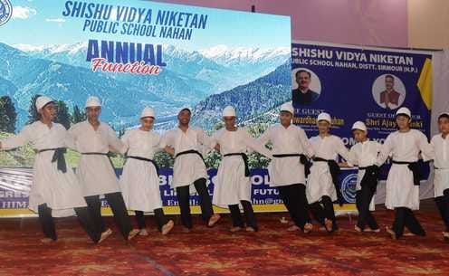 एसवीएन स्कूल नाहन के वार्षिक समारोह में मौजूद अभिभावक व अन्य। संवाद एसवीएन स्कूल नाहन के वार्षिक समारोह में मौजूद अभिभावक व अन्य। संवाद