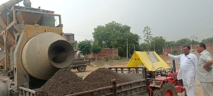 फोटो संख्या:55- कॉलेज रोड पर सड़क निर्माण कार्य का जायजा लेते नगर पालिका प्रधान रमेश सैनी--स्रो