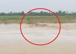 किरतपुर में बारिश से जैन मंदिर चौराहे पर हुए जलभराव से निकलता बाइक सवार। संवाद किरतपुर में बारिश से जैन मंदिर चौराहे पर हुए जलभराव से निकलता बाइक सवार। संवाद