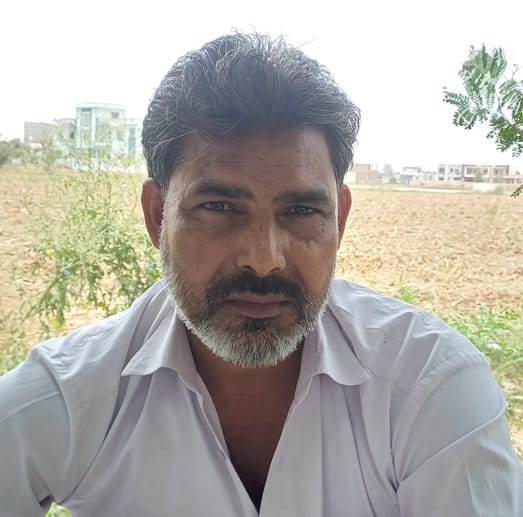 मोहडा में हेडपंप से पानी भरता व्यक्ति। संवाद मोहडा में हेडपंप से पानी भरता व्यक्ति। संवाद