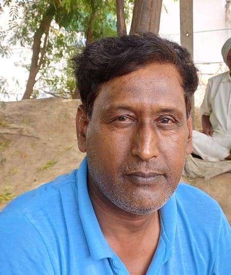 मोहडा में हेडपंप से पानी भरता व्यक्ति। संवाद मोहडा में हेडपंप से पानी भरता व्यक्ति। संवाद