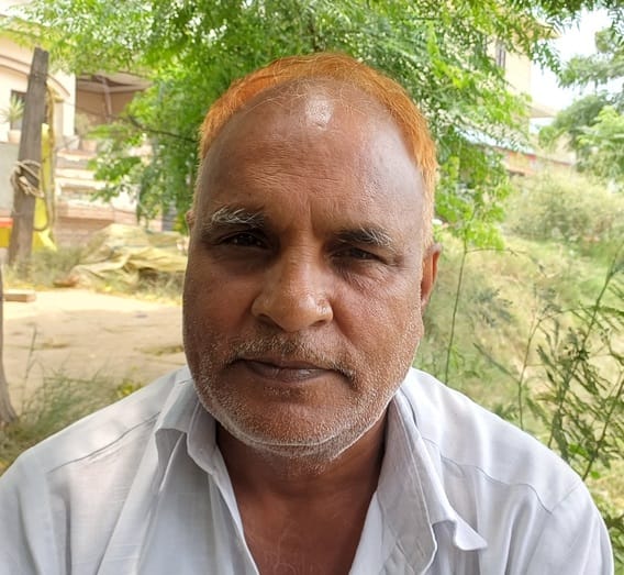 मोहडा में हेडपंप से पानी भरता व्यक्ति। संवाद मोहडा में हेडपंप से पानी भरता व्यक्ति। संवाद