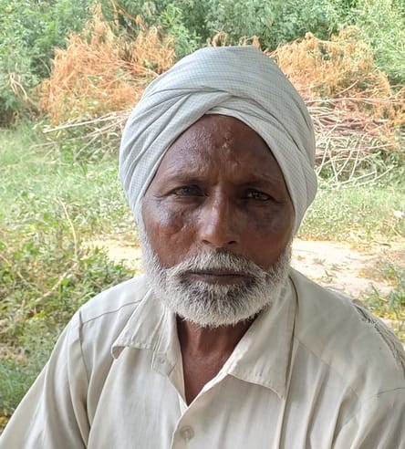 मोहडा में हेडपंप से पानी भरता व्यक्ति। संवाद मोहडा में हेडपंप से पानी भरता व्यक्ति। संवाद