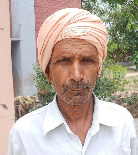 मोहडा में हेडपंप से पानी भरता व्यक्ति। संवाद मोहडा में हेडपंप से पानी भरता व्यक्ति। संवाद