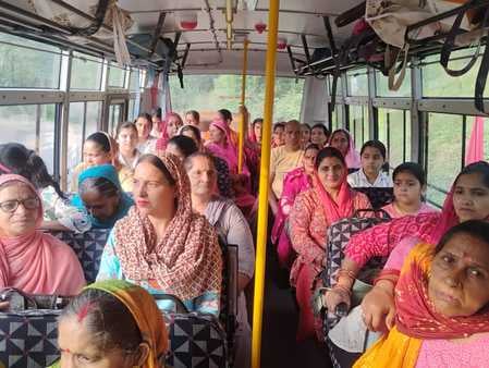 पांच तीर्थ को रवाना होने से पूर्व हमीरपुर विधानसभा क्षेत्र के लोग। पार्टी। पांच तीर्थ को रवाना होने से पूर्व हमीरपुर विधानसभा क्षेत्र के लोग। पार्टी।