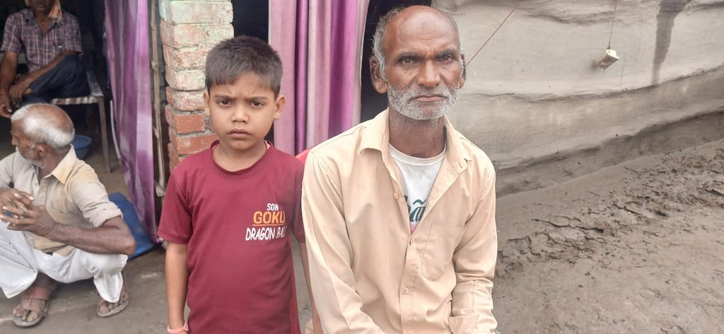 पलिया के छेदनीपुरवा निवासी मृतक निर्मल का फाइल फोटो पलिया के छेदनीपुरवा निवासी मृतक निर्मल का फाइल फोटो
