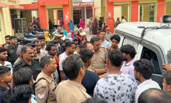 पोस्टमॉर्टम हाउस पर विलाप करते कर्तव्य पटेल के परिजन। संवाद पोस्टमॉर्टम हाउस पर विलाप करते कर्तव्य पटेल के परिजन। संवाद