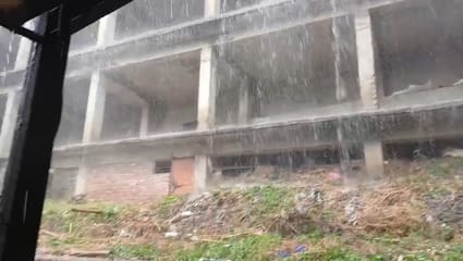 शिमला शहर में नालियां बंद होने से भर गया पानी।