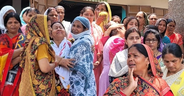 तुष्टि का शव बिजनौर में उसके घर पहुंचने पर विलाप करते परिजन। संवाद