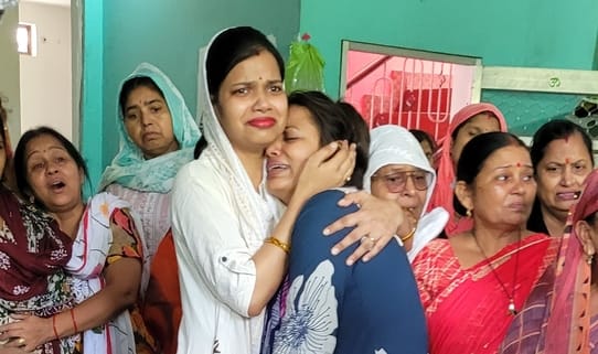 तुष्टि का शव बिजनौर में उसके घर पहुंचने पर विलाप करते परिजन। संवाद