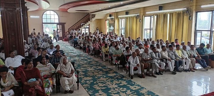 16जेएनडी04-भाजपा जिला पार्टी कार्यालय में आयोजित बैठक में कार्यकर्ताओं को संबोधित करते हुए डिप्