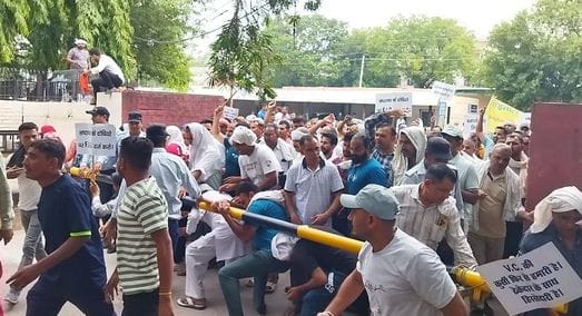 16सीटीके18...पीजीआई के वार्ड 12 में बिना चादरों के बिस्तर पर इलाज करवाते मरीज। संवाद 16सीटीके18...पीजीआई के वार्ड 12 में बिना चादरों के बिस्तर पर इलाज करवाते मरीज। संवाद