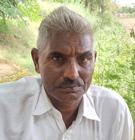 मोहडा में हेडपंप से पानी भरता व्यक्ति। संवाद मोहडा में हेडपंप से पानी भरता व्यक्ति। संवाद