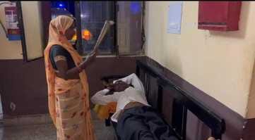 सोमवार रात 9:30 बजे जहानाबाद सीएचसी में बिजली गुल होने के बाद मोबाइल की टॉर्च जलाकर बैठे तीमारद