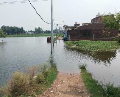 सोमवार रात 9:30 बजे जहानाबाद सीएचसी में बिजली गुल होने के बाद मोबाइल की टॉर्च जलाकर बैठे तीमारद