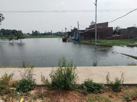 सोमवार रात 9:30 बजे जहानाबाद सीएचसी में बिजली गुल होने के बाद मोबाइल की टॉर्च जलाकर बैठे तीमारद
