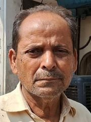 स्टेशन रोड पर दुकान के सामने फैला नाले का मलबा। संवाद