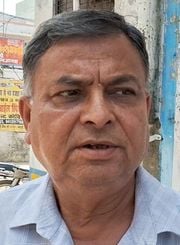 स्टेशन रोड पर दुकान के सामने फैला नाले का मलबा। संवाद