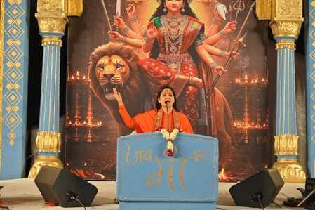 शहर रामबाग ग्राउंड में सात दिवसीय श्रीमद देवी भागवत महापुराण कथा में बैठे श्रद्धालु। संस्थान