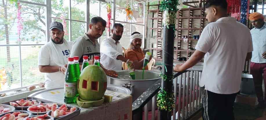 श्री नयनादेवी जी में दर्शन के लिए कतार में खड़े श्रद्धालु। संवाद श्री नयनादेवी जी में दर्शन के लिए कतार में खड़े श्रद्धालु। संवाद