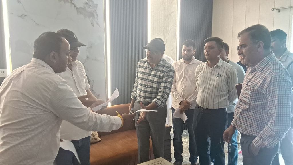 फोटो 29: सोनीपत के गांव झरोठ स्थित एनडी नांदल एचपी गैस एजेंसी परिसर में रखे गैस सिलिंडर। संवाद फोटो 29: सोनीपत के गांव झरोठ स्थित एनडी नांदल एचपी गैस एजेंसी परिसर में रखे गैस सिलिंडर। संवाद